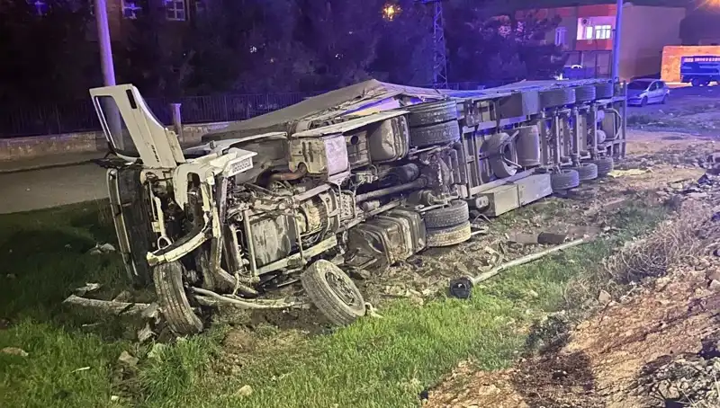 TIR Devrildi: 6 Kişi Yaralandı, Olayın Detayları Şok Ediyor