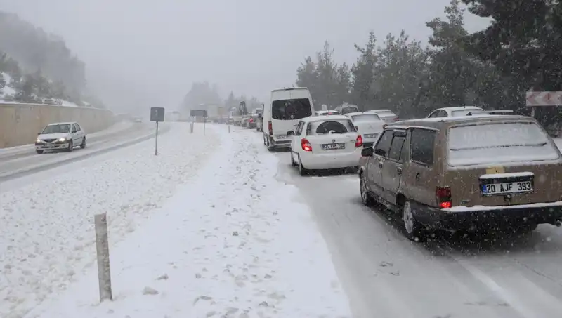 Kar Bastırdı: Denizli-Antalya Kara Yolunda Trafik Durdu
