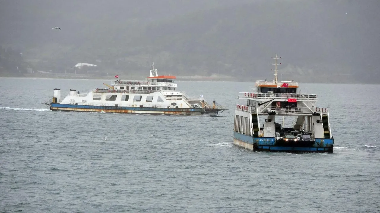 Kuzey Ege’de Deniz Ulaşımı Fırtına Nedeniyle Durdu