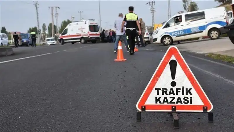 Antalya’da Otomobil Kanalda Devrildi: İki Yaralı, Kaza Anı Şok Etkisi Yarattı