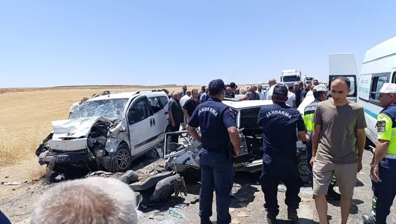 Gün Ortasında Korkunç Kaza: Otomobil ile Hafif Ticari Araç Çarpıştı