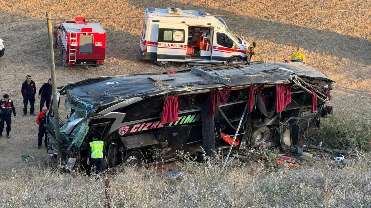 Afyonkarahisar'da Yolcu Otobüsü Devrildi: 21 Kişi Yaralandı