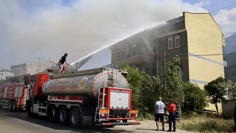 Çatı Katındaki Yangın, Komşuları Korku İçinde Bıraktı