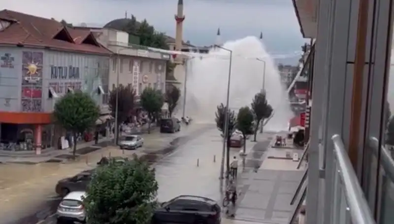 İçme Suyu Hattı Patladı: Şehirde Panik Yaratan Su Fışkırması