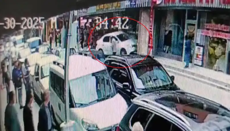 Alkollü Sürücü, Mağazaya Daldı: İki Çocuk Son Anda Kurtarıldı