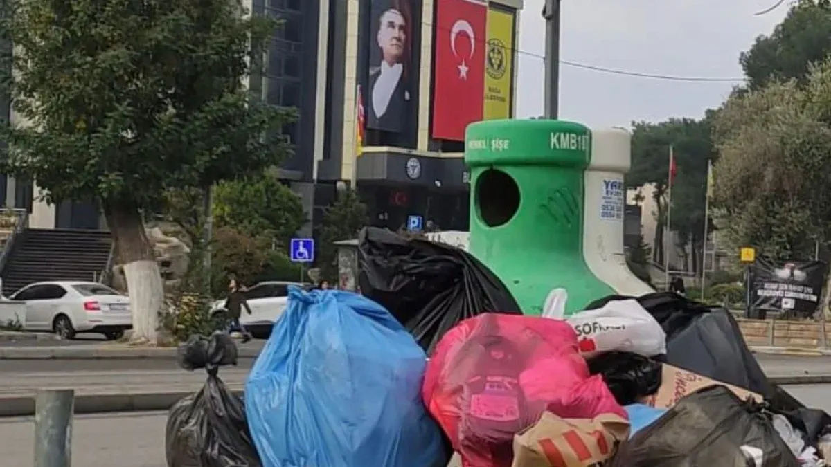 İzmir Bucalı Sokaklar Çöp Yığınlarıyla Kaplandı