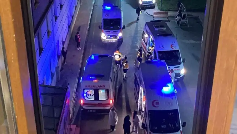 Akşam Yemeği İle Zehirlenme: 53 Öğrenci Hastanelik Oldu