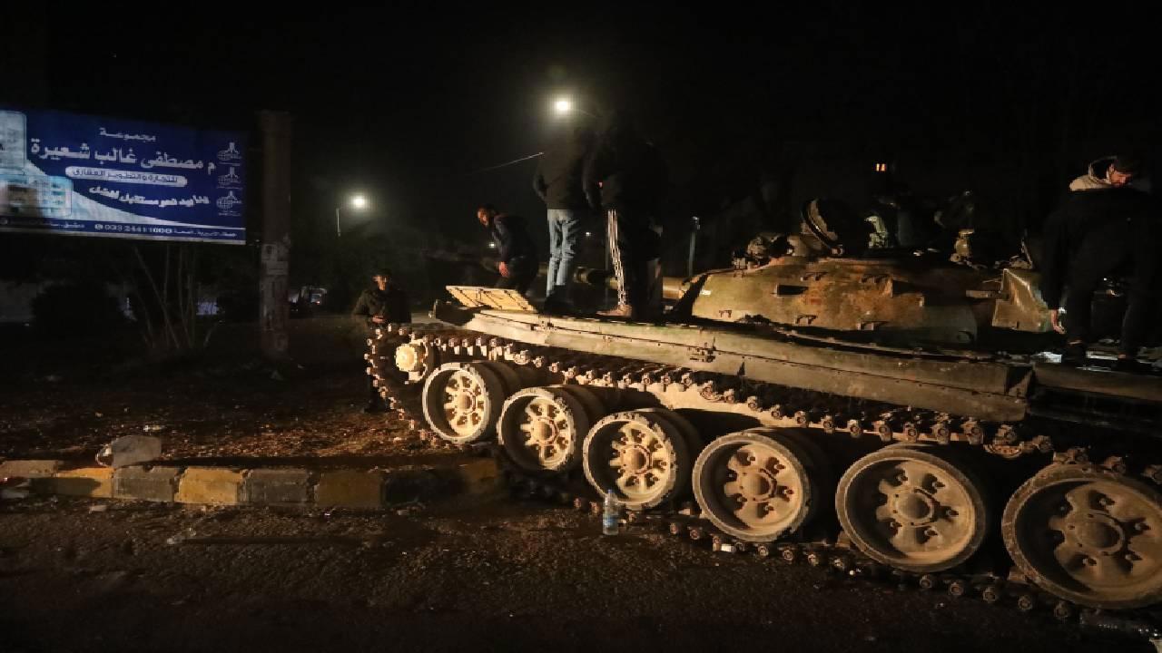 Rejim karşıtı güçler stratejik önemdeki Humus ilinde, Rasten ilçesini ele geçirdi