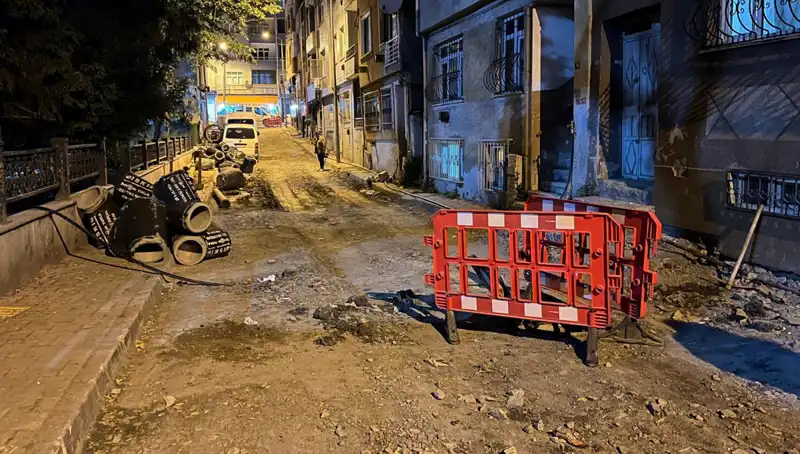 Bayrampaşa'da Altyapı Çalışmaları Sırasında Rögar Kapağı Patladı: Olay Anı Ve Sonrası