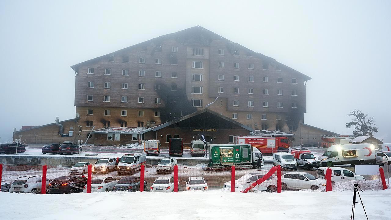 Kartalkaya'da Otel Yangınında İtfaiye Ekipleri Çalışmalarına Devam Ediyor