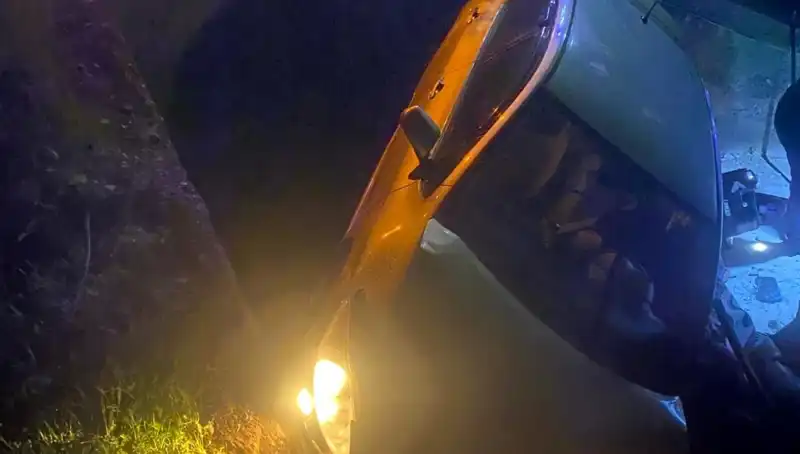 Adana’da Otomobil Kazası: Şarampole Devrilen Araçta İki Kişi Yaralandı