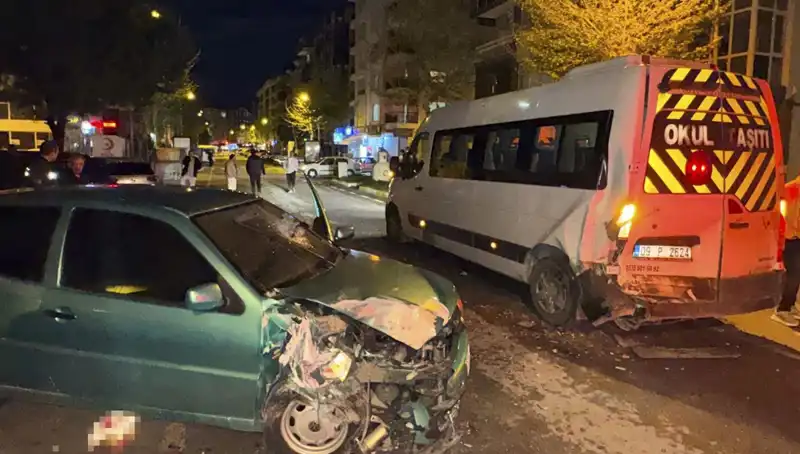 Otomobil Servis Minibüsüne Çarpıp Hurdaya Döndü: 6 Yaralı!