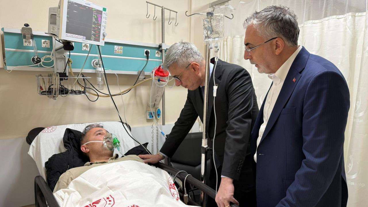 Bakanlar Hastanede Yaralılara Ziyarette Bulundu