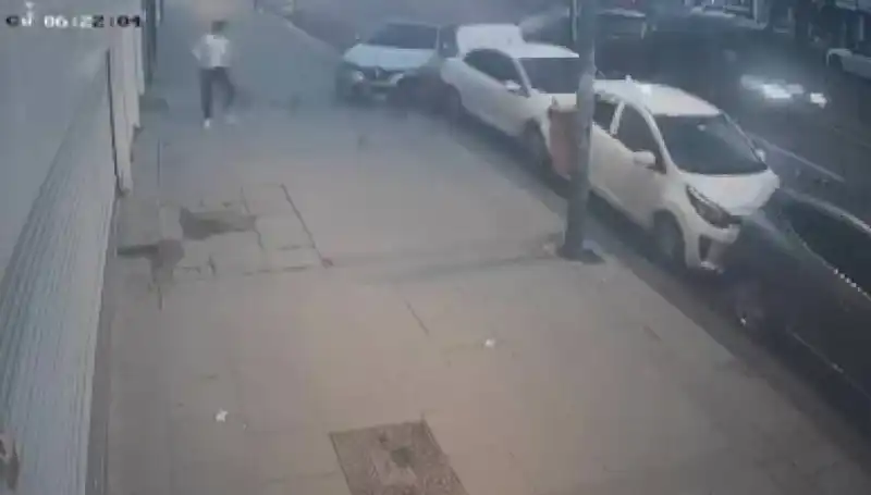 Direksiyon Kontrolünü Kaybeden Şoför Park Halindeki Araçlara Çarptı!