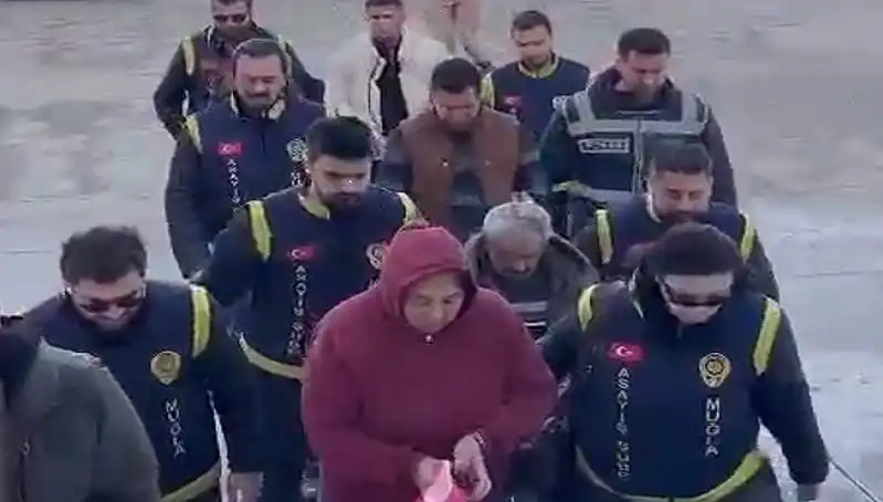 Çikolata Poşetinde Bulunan Bebek: Yıllar Sonra Ortaya Çıkan Sırrın Peşinde