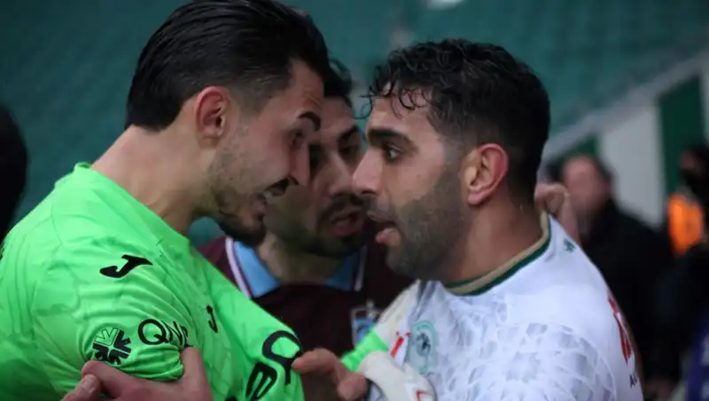 Konyaspor-Trabzonspor Maçında Olaylı Anlar: Futbolcular Belli Olmadık Bir Nedenle Kapıştı