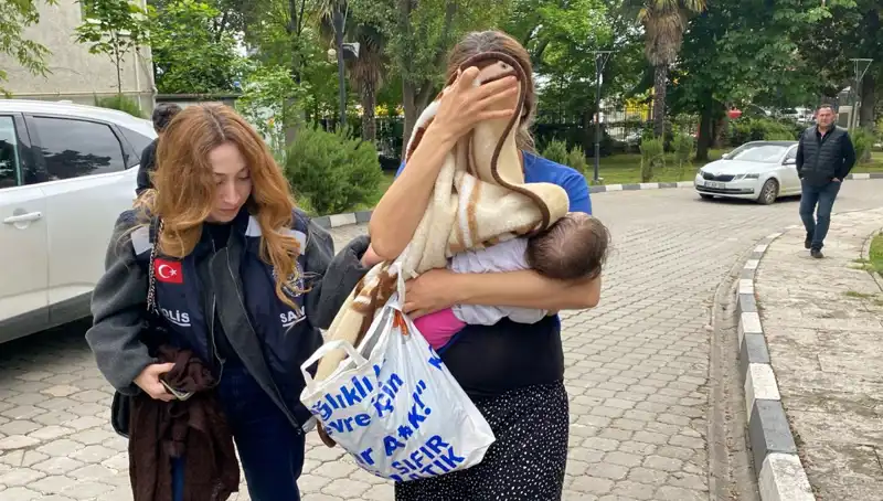 Evlerden Hırsızlık Yapan Kadın Operasyonla Yakalandı: Gözaltına Alınma Anları!