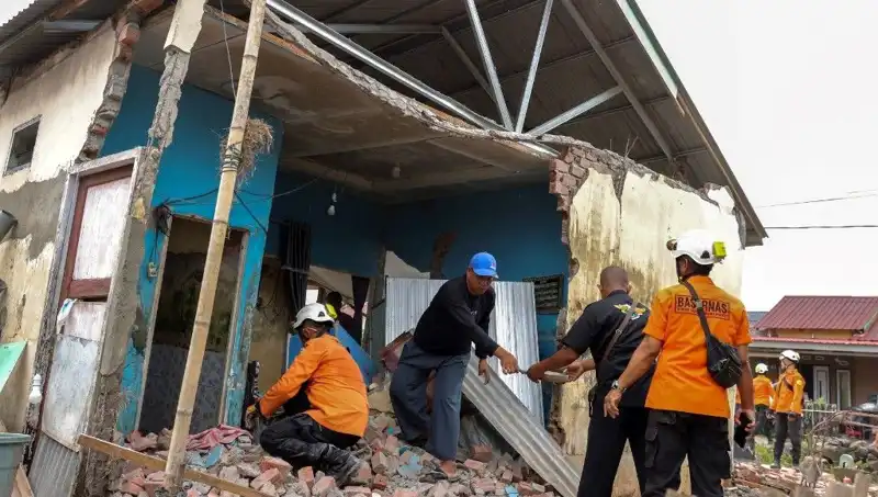 Endonezya'da Şiddetli Deprem: 5.7 Büyüklüğünde Sarsıntı 8 Evin Çökmesine Neden Oldu