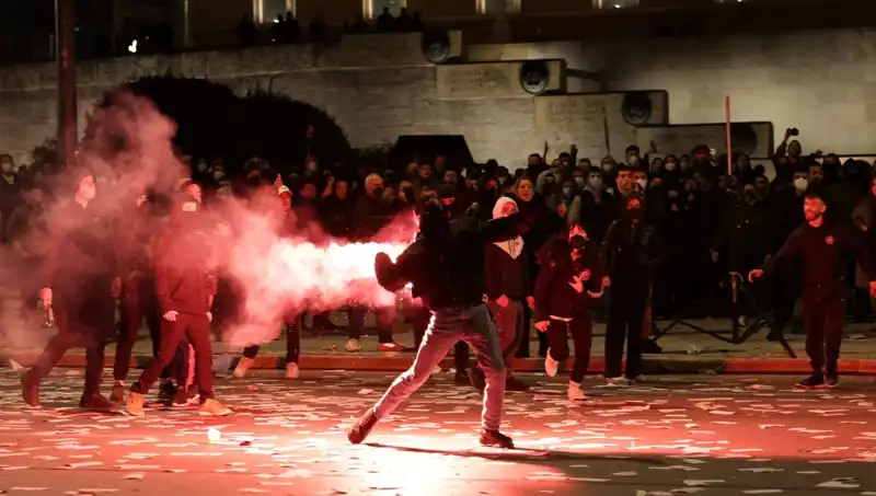 Yunanistan'da Hükümete Gensoru: Atina Sokaklarında Gerilim ve Protestolar Yaşanıyor