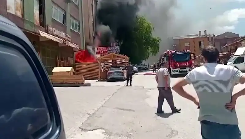 Ankara'da İşyeri Yangını: Alevler Kısa Sürede Yayılmayı Başardı