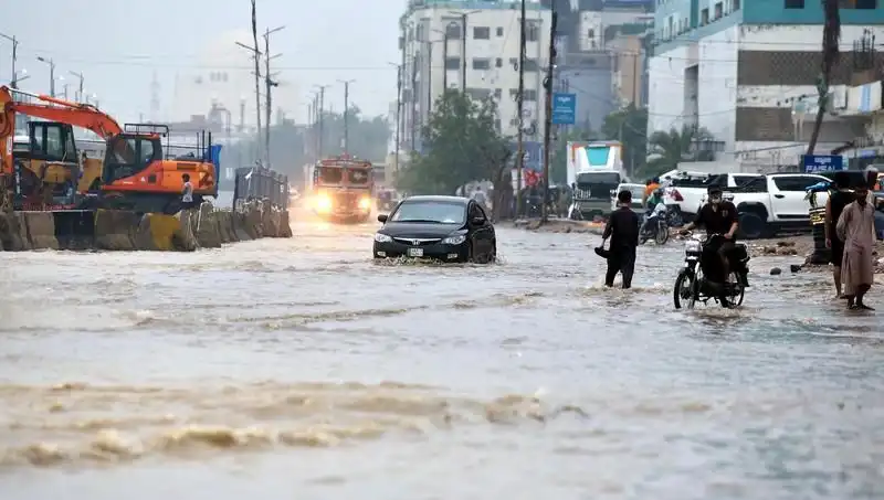 Pakistan’da Muson Yağmurlarının Dehşeti: Cankurtaranlar Zamanla Yarışıyor