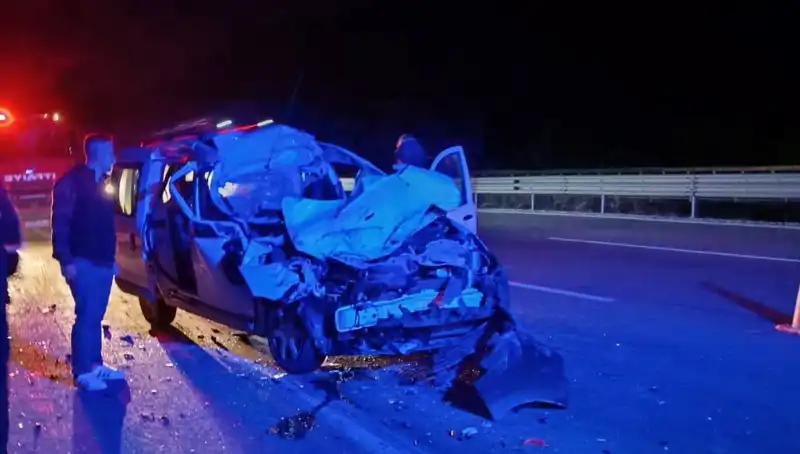 Otoyolda TIR'a Çarpan Araç Hurdaya Döndü: Detaylar Ortaya Çıktı