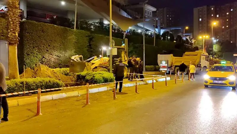 Avm Girişinde Doğalgaz Paniği: Şüpheli Koku Halkı Alevlendirdi
