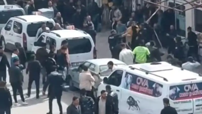 Erciş'te Taşlı Sopalı Kavga: Savaş Gibi Anlar ve Gözaltılar