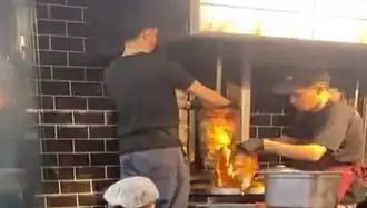 Pişmiş Tavuk Dönerin Üzerine Çiğ Et Koydular: Sağlık Riski Büyüyor mu?