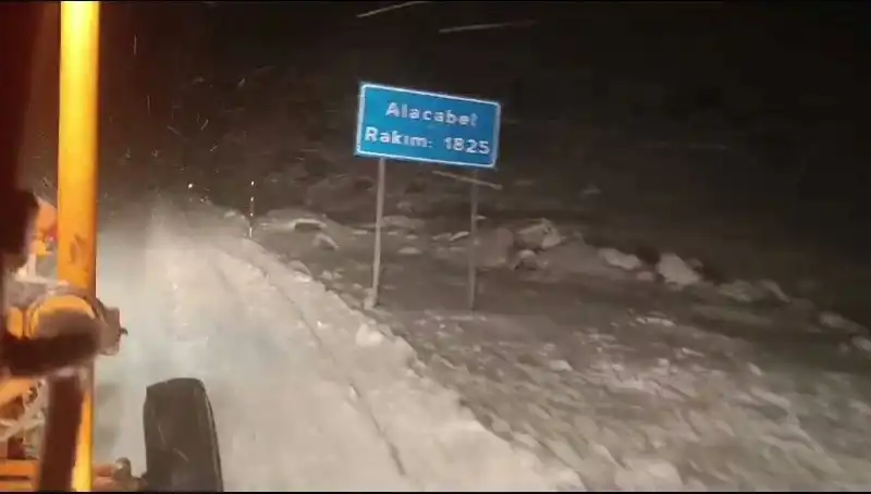 Antalya'da Beklenmedik Kar Sürprizi Yerel Halkı Şaşırttı!