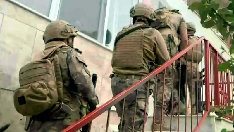 İzmir'de FETÖ/PDY Operasyonu: 9 Gözaltı ile Şok Baskın!