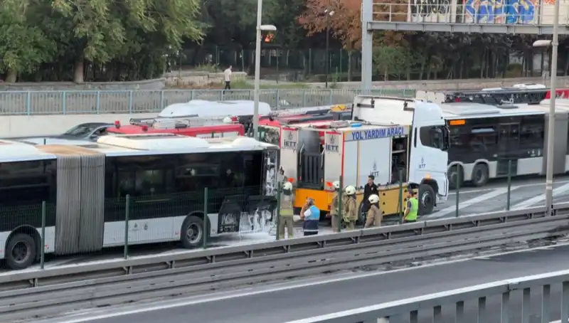 İstanbul’da Metrobüs Yangını: Trafikte Kaos ve Uzun Bekleyişler!