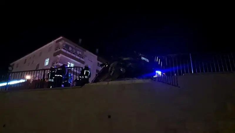 Kontrolden Çıkan Araç Bariyerlere Çarpıp Asılı Kaldı: Kaza Anı Alarm Verdi