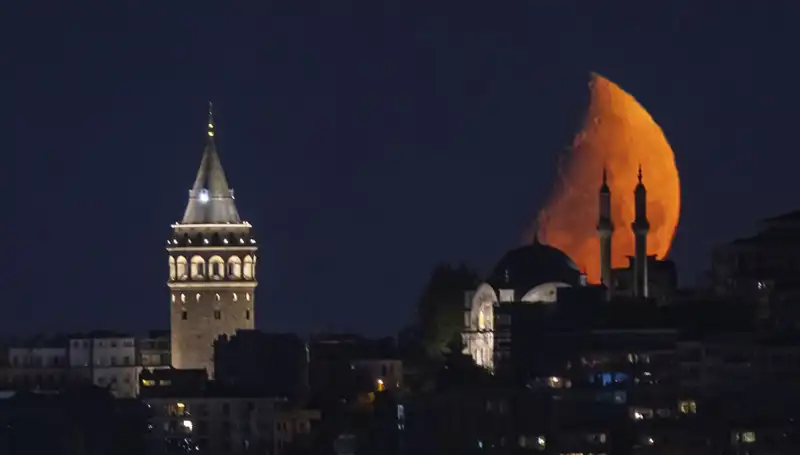 İstanbul’da Yarım Ay Tutulması Hayranlık Uyandırdı: Gözler Gökyüzünde