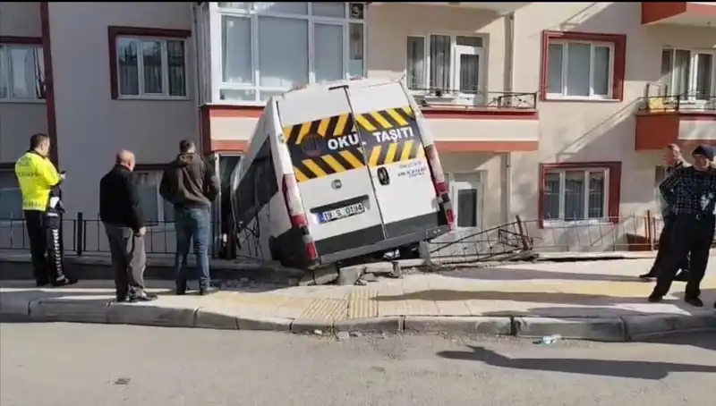 Okul Servisi Balkona Daldı: İki Öğrenci Hastaneye Kaldırıldı