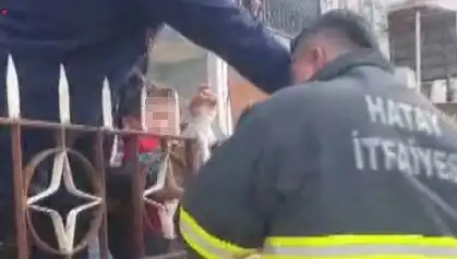 Hatay'da Şok Edici Kaza: Çocuğun Koluna Demir Korkuluk Saplandı