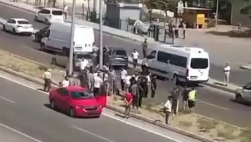 Yolun Karşısına Geçen Yayaya Otomobil Çarpınca Şok Edici Görüntüler Ortaya Çıktı