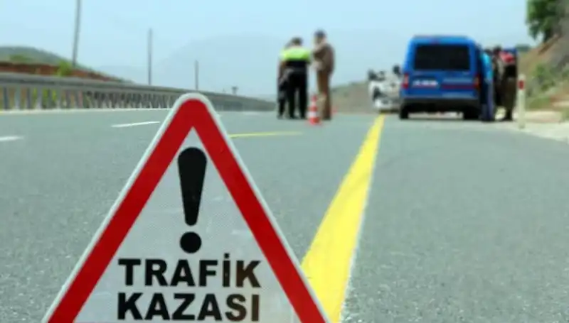 Otomobil ve Hafif Ticari Araç Çarpışması: Korkunç Kaza 6 Can Aldı