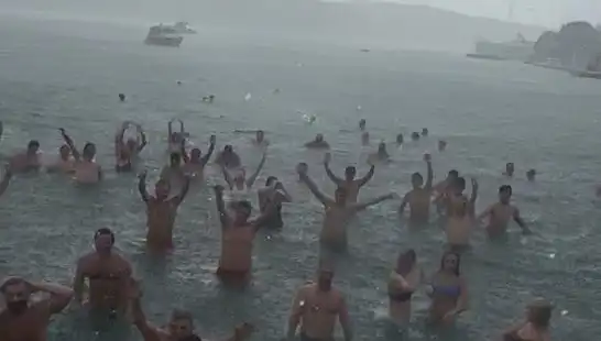 İstanbul'da Yağmura Rağmen Denize Giren Bebek Halkı Harekete Geçti!