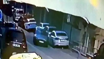 Esenyurt'ta Park Halindeki Araçlara Çarpan Sürücü Kaçtı: Güvenlik Kamerası Yanıtlı