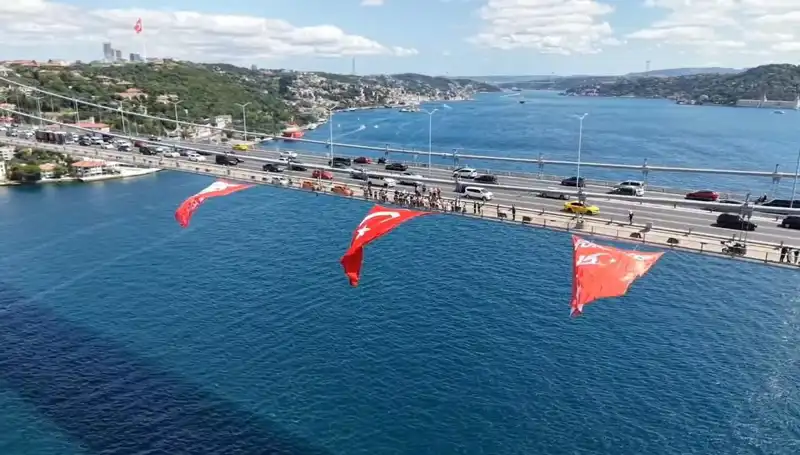 Dev Türk Bayrağı, Köprüye Asılarak Ulusal Birlik Mesajı Verdi