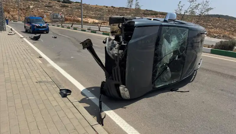 Kilis'te Ticari Araç Devrildi: 4 Yaralı, Kaza Anı Kamerada!