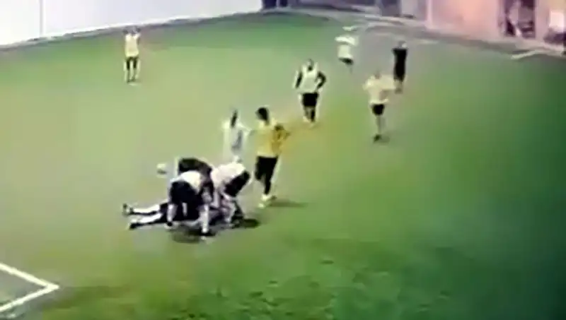 Adana’da Halı Sahada Yaşanan Tüyler Ürperten Olay: 3 Çocuk Babası Hayatını Kaybetti