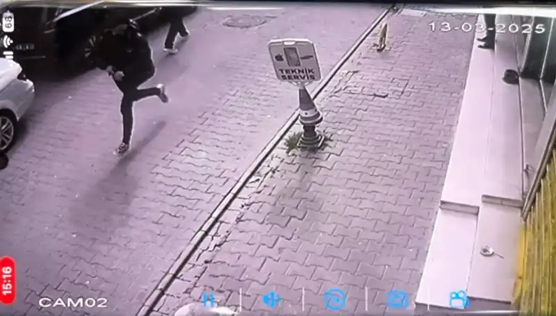 İstanbul'da Şok Edici Silahlı Saldırı: Bacağından Yaralanan Genç Korkunç Anları Anlattı