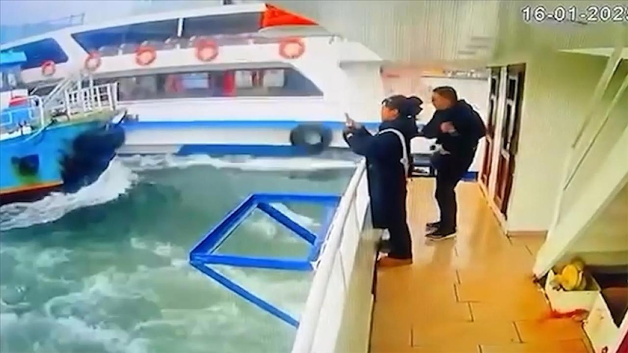 Haliç'te Seyir Halindeki İki Tekne Çarpıştı!