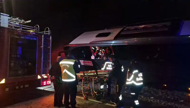Festival dönüşünde tur otobüsüyle korkunç kaza: 23 yaralı