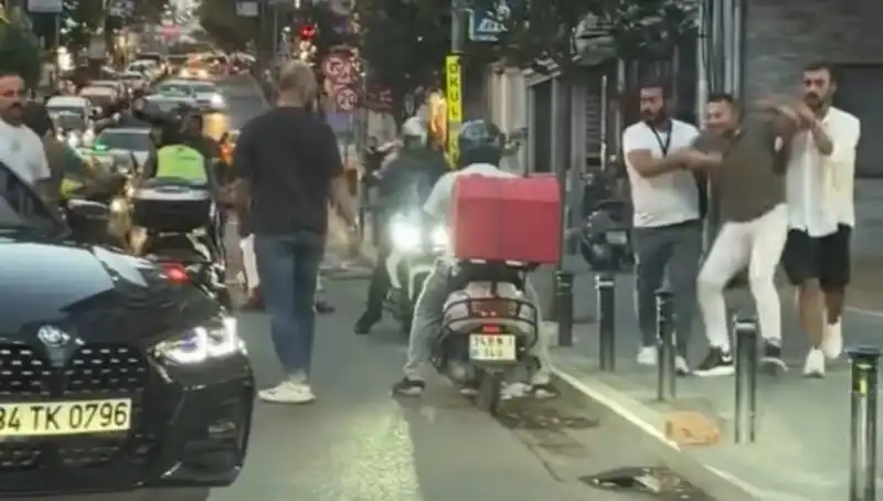 Nişantaşı'nda Şoke Eden Yol Verme Kavgası: Kadına Sopa İle Saldırı