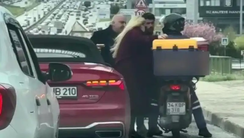 D-100 Karayolu'nda Motokuryeye Silah Çeken Sürücü Olayı Şok Etti