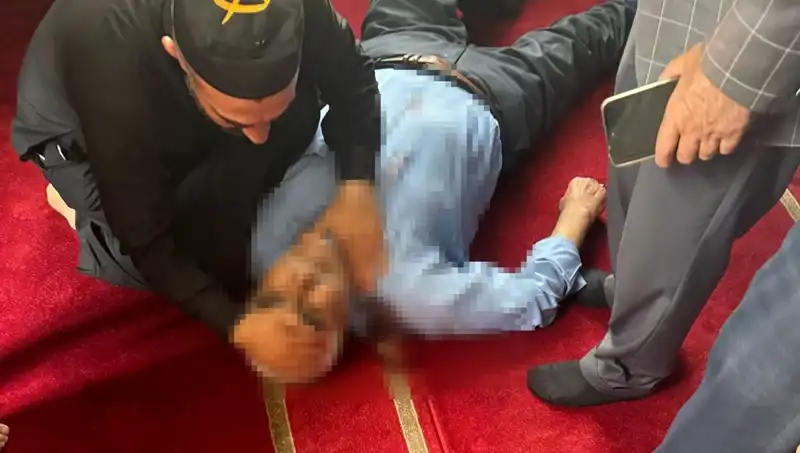 Camide İhtişamlı Bir An: Namaz Zamanı Bıçaklı Saldırı Şok Etti!