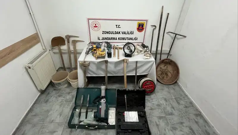 Çaycuma’da Kaçak Kazı Yapan 5 Kişi Suçüstü Yakalandı
